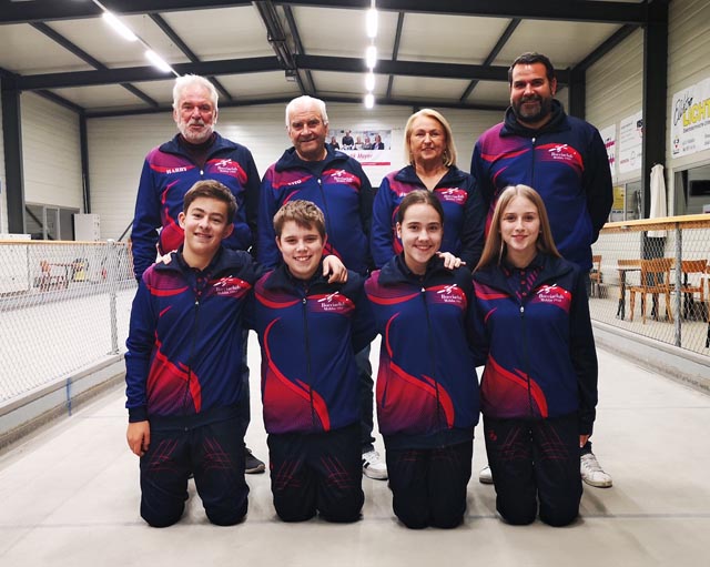 Bild (vorne von links): Noah Hasler, Lisandro Metzger, Dana Waldburger und Lara Kym; hinten die Trainer und Betreuer: Harry Feifer, Vito Petriella, Helga Petriella und Franco Petriella. Foto: zVg