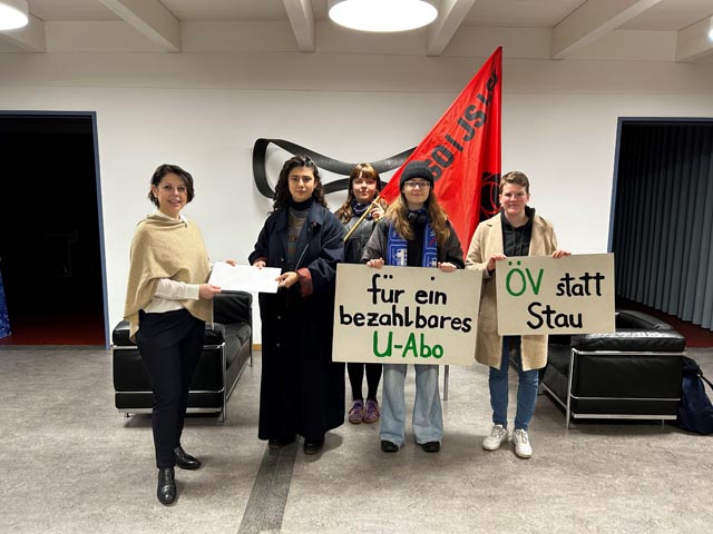 JUSO Baselland reicht Petition für ein  bezahlbares U-Abo ein