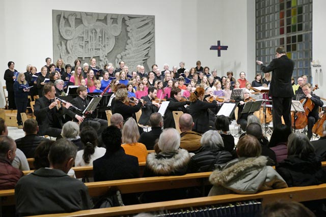 Drei Kirchenchöre, ein Kirchenchor und ein Orchester boten ein beeindruckendes Adventskonzert. Foto: zVg