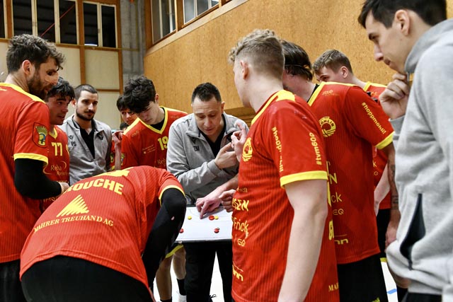 Timeoutsituation mit Coach Zoltan Majeri in der Partie gegen den TV Birsfelden. Foto: Andrea Roth