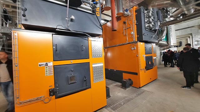 Die beiden Holzheizkessel. Foto: Primeo Energie