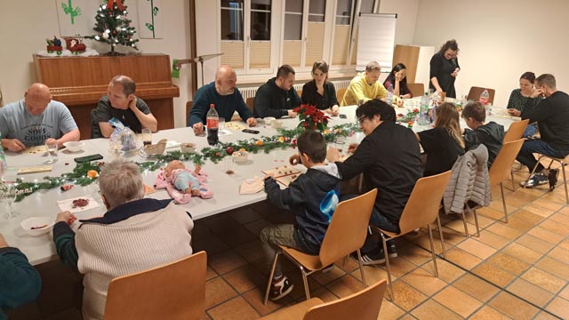 Klein aber fein: Alle freuten sich über einen unterhaltsamen Abend, hier beim Lottospiel. Foto: zVg