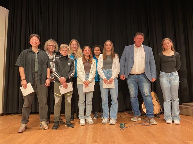 Ehrungen für herausragende Leistungen (von links): Lucie Marwood, Frau Vizeammann Benie Ankli, Vladislav Novak, Sandra Leimgruber, Alina Porriciello, Naomi Christen, Ilenia Porriciello, Gemeindammann Beat Käser und Emma Heitzler. Foto: Sonja Fasler