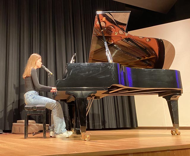 Die 14-jährige Emma Heitzler bezauberte mit ihrer Musik. Foto: Sonja Fasler