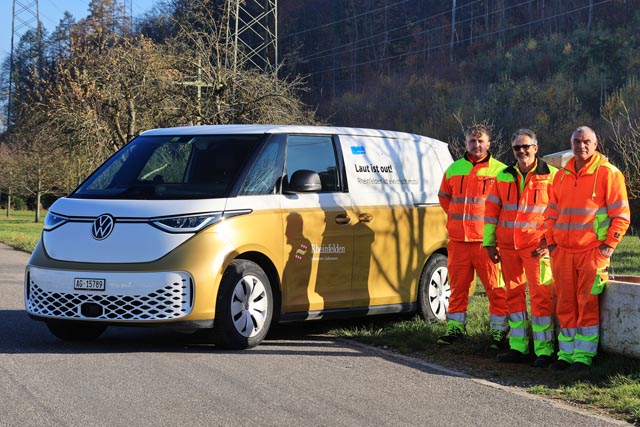 Der VW ID-Buzz leistet den Mitarbeitern der Wasserversorgung (v.l. Riad Gashi, Joe Grasser, Salvatore Sanfilippo) gute Dienste. Foto: zVg