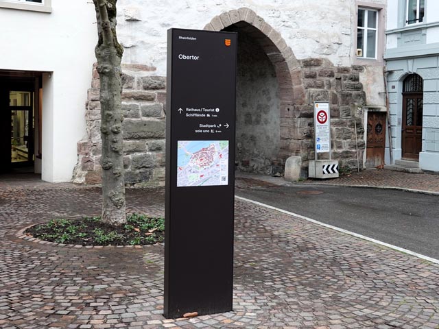 Die Stele des neuen Fussgänger-Informations- und Leitsystems beim Obertor. Foto: zVg
