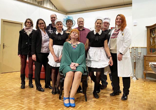 Die Münchwiler Theatercrew mit Regisseur und Souffleuse.  Foto: Sonja Fasler