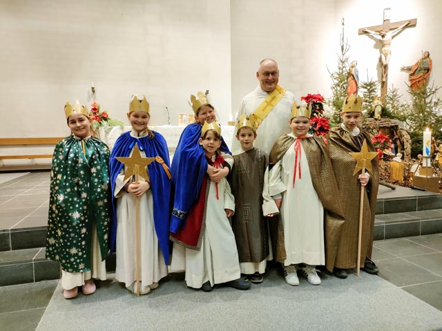 Die Sternsinger mit Diakon Andreas Wieland in der Kirche Zeihen. Foto: Claudia Birri