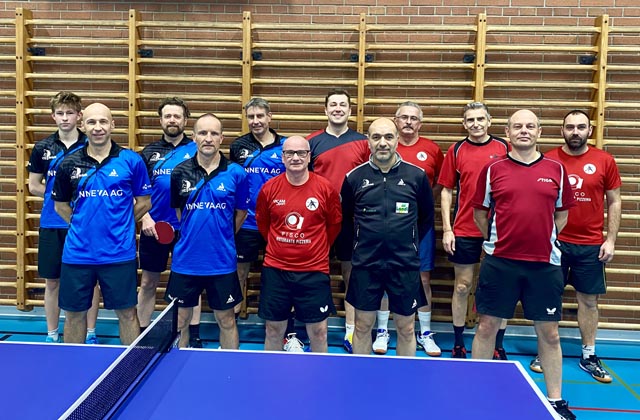Die Teams aus Frick und Aesch. Frick in blau von links nach rechts: Leandro Senn, Markus Senn, Bernd Wenger, Christoph Zehnder, Roland Döbeli sowie Kemal Terzi (vorne mit Trainerjacke). Foto: zVg
