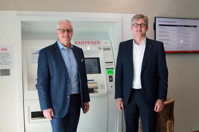 «Wir wollen unsere Aufgabe als Genossenschaftsbank wahrnehmen und die Bancomaten weiter betreiben»: VR-Präsident Erwin Schwarb (links) und Bankleiter Marc Jäger vor dem Bancomaten in Frick.Foto: Sonja Fasler