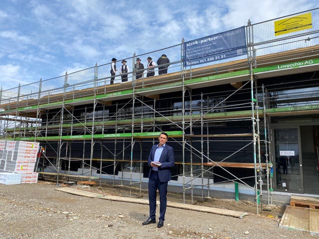 Präsident Dominik Tanner freut sich, dass die Sportlerinnen und Sportler bald eine «neue Heimat» haben; auf dem Dach haben sich die Zimmerleute für den Richtspruch postiert. Foto: Sonja Fasler