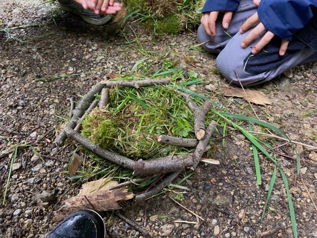 Das Vogelnestz «Marke Eigenbau» wäre bei den Vögeln im Vergleich zum «Original» sicher durchgefallen. Fotos: zVg