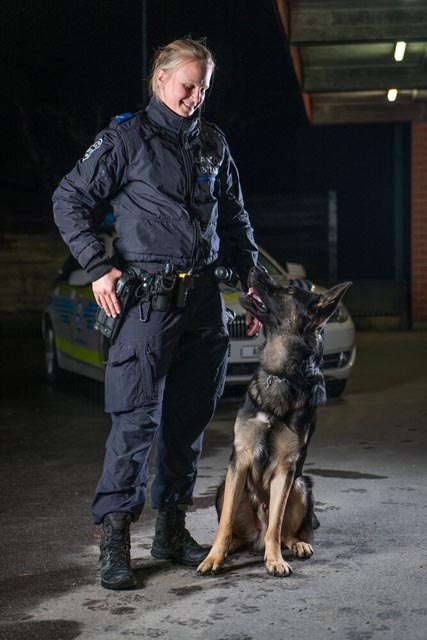 Diensthund «Eyk» mit seiner Diensthundeführerin. Foto: Polizei AG