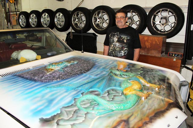 Sein ganzer Stolz: Die Motorhaube des Chevrolet Jahrgang 1969 ziert ein Drache, den Roger Wanner mit der speziellen Technik kreiert hat. Foto: Sonja Fasler