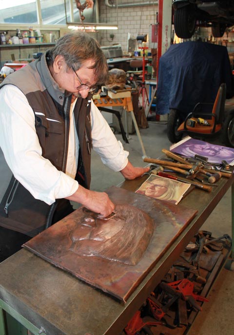 Gerhard Pilch aus Böel bei Flensburg arbeitet an einem Kupferstich, der das Porträt seiner Frau zeigt. Foto: Sonja Fasler