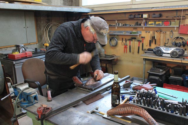 Hardy Tepper aus Basdorf/Berlin hämmert auf den Kopf seiner Kobra. Foto: Sonja Fasler