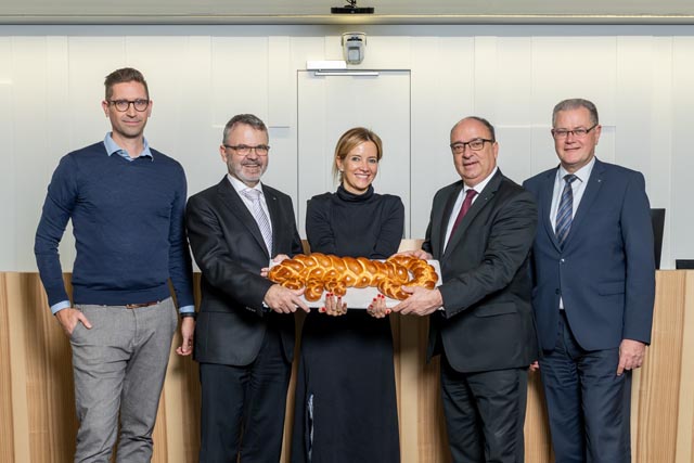 Offizielle Gebäudeübergabe (von links): Stephan Pfister, Generalpartner baderpartner; Viktor Egloff, Präsident der Justizleitung Gerichte Kanton Aargau; Karin von der Weid, geschäftsführende Gerichtspräsidentin Bezirksgericht Aarau; Landammann Dr. Markus Dieth, Vorsteher Departement Finanzen und Ressourcen; Hans-Kaspar Scherrer, CEO Eniwa. Foto: © Foto Basler Aarau