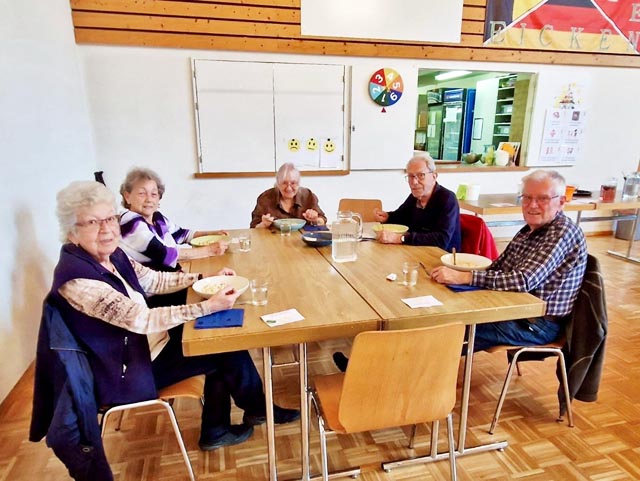 Senior:innen am Mittagstisch bei der Chinderinsle Eiken. Foto: zVg
