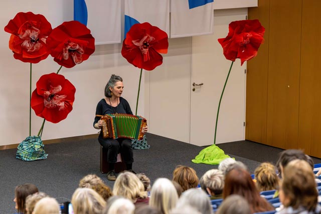 Petra Hayoz inmitten effekvoller Mohnblumen. Fotos: zVg