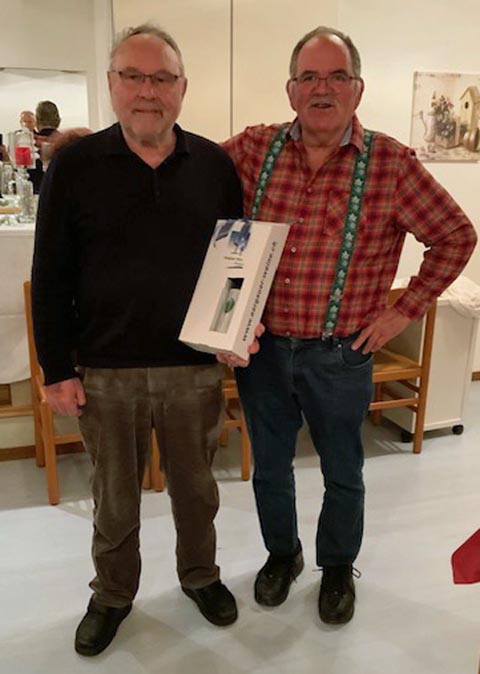 Für den fleissigen Probebesuch geehrt Leo Amrein (links) mit Konrad Ries. Foto: Dominik Anliker