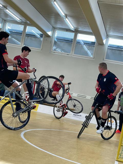 Fabian Burch und Renato Bianco (schwarze Trikots) im Einsatz. Foto: zVg