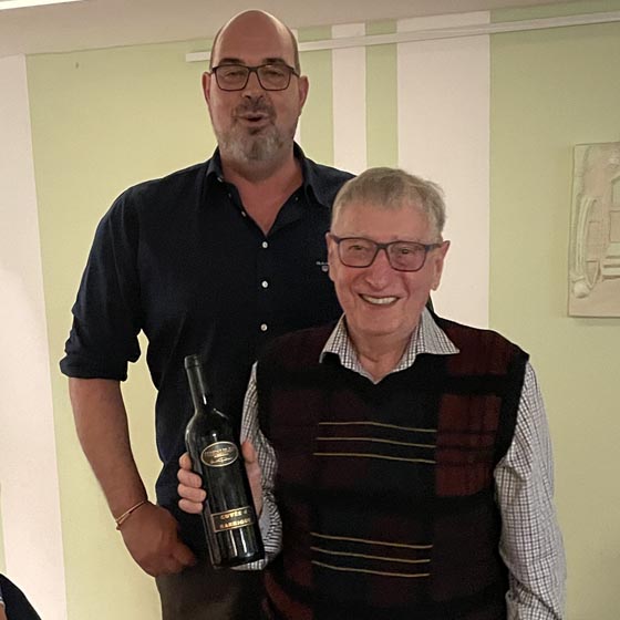 Präsident Rolf Emmenegger und das neue Ehrenmitglied Ruedi Rubin. Foto: zVg