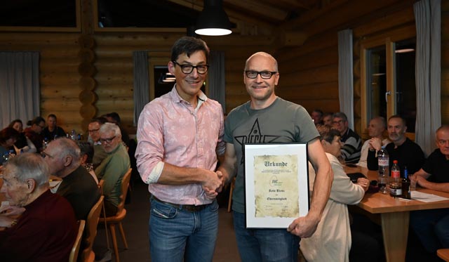 Marco Barbazza, Präsident des VMCZ (links), gratuliert dem neuen Ehrenmitglied Reto Bienz für seine Verdienste. Foto: Christine Steck
