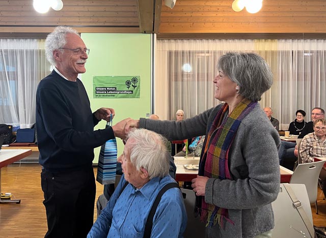 Co-Präsident Hansruedi Böni gratuliert Marie-Bluette Hohler zur Wahl in den Vorstand. Foto: Roger Forrer