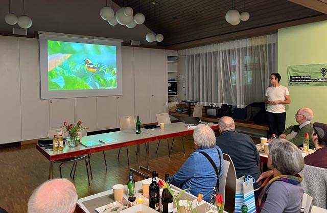 Unten: David Marques bei seinem Vortrag über die Welt der Paradiesvögel. Foto: Roger Forrer