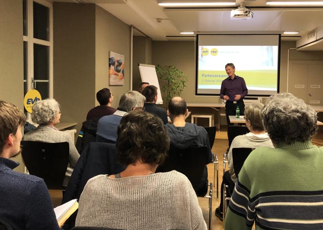 EVP-Präsident Martin Geiser eröffnet die Parteiversammlung. Foto: zVg