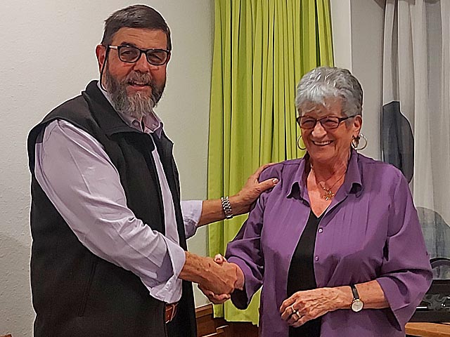 Leo Beck bedankt sich bei Regina Lenzin für ihren Einsatz im Vorstand. Foto: zVg