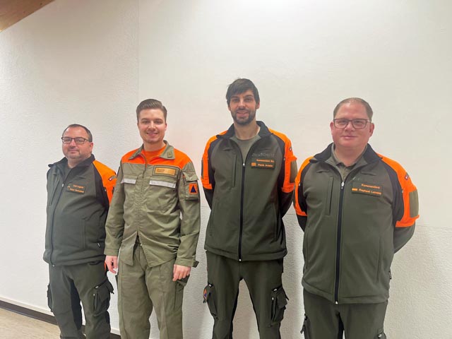 Die Beförderten (v.l.) Kpl Peter Haussener, Kpl Dominik Cadruvi und Hptm Patrik Amsler mit Kommandant Maj Raphael Lemblé. Foto: ZSO