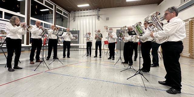 Die Musikgesellschaft Schupfart beim Ständchen zum Jubiläum. Foto: zVg