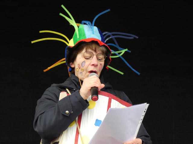 Mit spitzer Zunge – Schnitzelbank des Frauenturnvereins. Foto:Jörg Wägli