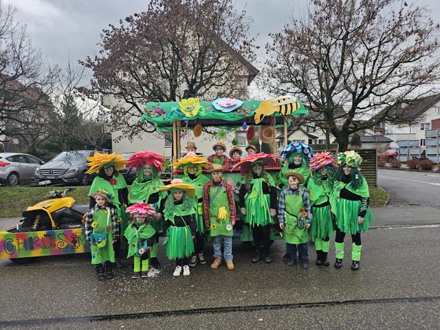 Möhlin: Die «Chrüsimüsi» als Blumen und Gärtner an der Fasnacht