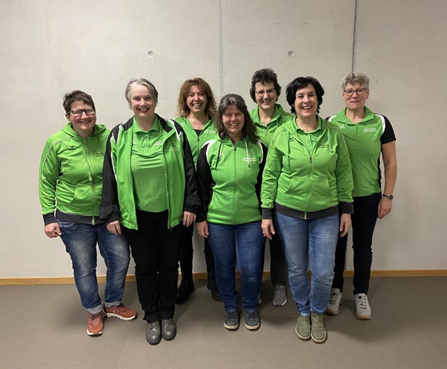 : Bestätigter Vorstand flankiert auf linker Seite durch das neue Frauenriegemitglied und auf rechter Seite das austretende Vorstandsmitglied. Von links: Salome Schreiber, Patricia Schreiber, Katja Gromann (neu im Vorstand), Iris Moosmann, Corinne Schreiber, Moni Wendelspiess und Antje Gruner. Foto: zVg