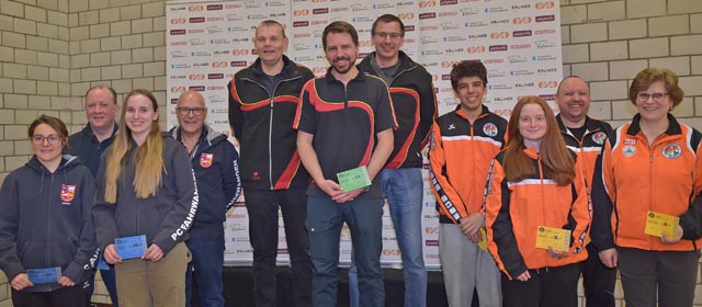 Mit der Pistole kehrte Klingnau (Mitte, ohne den vierten Schützen) aufs oberste Podest zurück vor Fahrwangen (links) und Kölliken. Foto: wr