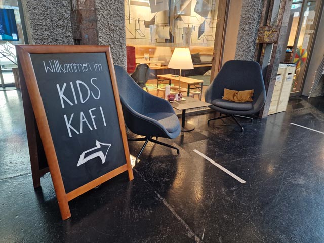 Die Aarauer Aeschbachhalle wird vormittags zwischen neun und elf Uhr dreissig jeweils zur grosszügigen Spielecke. Foto: Ursula Hinden