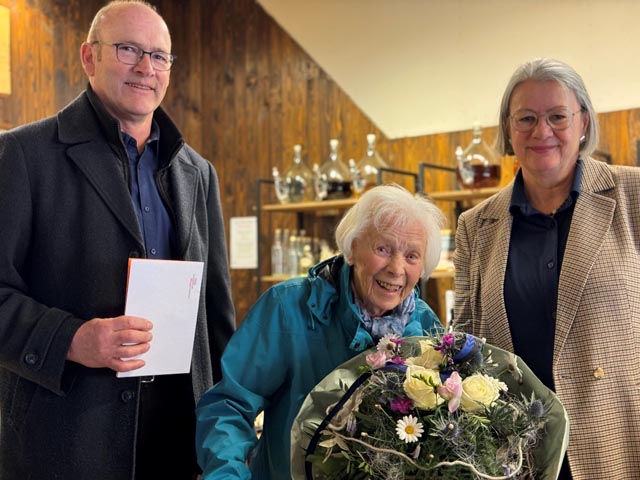 Von links: Gemeindeammann Felix Wendelspiess, Jubilarin Maria Bernet und Vizeammann Eliane Ryf Schmid. Foto: zVg