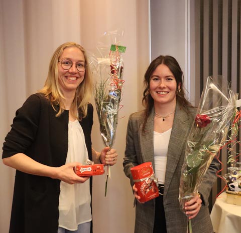 Jenny Müller (links) und Jessica Weiss erhielten ein kleines Präsent für ihre Leitertätigkeit im Weitsprung. Foto: zVg