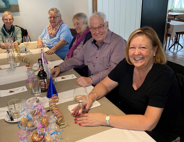 Moni Keller (rechts) mit Mittagstischbesuchern. Foto: zVg