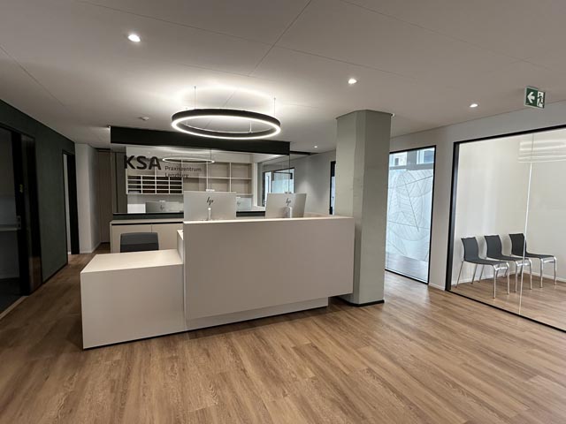 Empfang des neuen Praxiszentrums. Foto: zVg