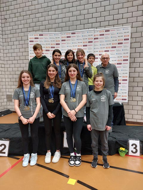 Bild (rzw v.l.): Anja Erdin, Samuel Häckel, Sina Kramer, Emely Keller, Jessica Oeschger, Selina Erdin, Elena Hummel, Jeremy Oeschger, Aline Kuhn und Werner Erdin. Foto: zVg