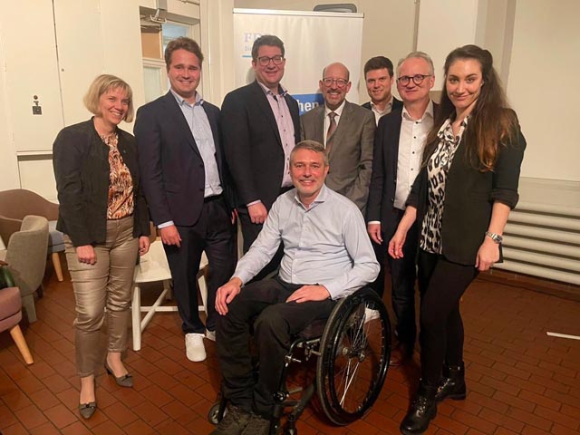 Die neugewählte Parteileitung (von links): Nadine Jermann, Cyril Bleisch, Stephan Hohl, Ferdinand Pulver, Sven Inäbnit, Alain Bai, Andreas Dürr (ex officio), Birgit Kron. Foto: zVg