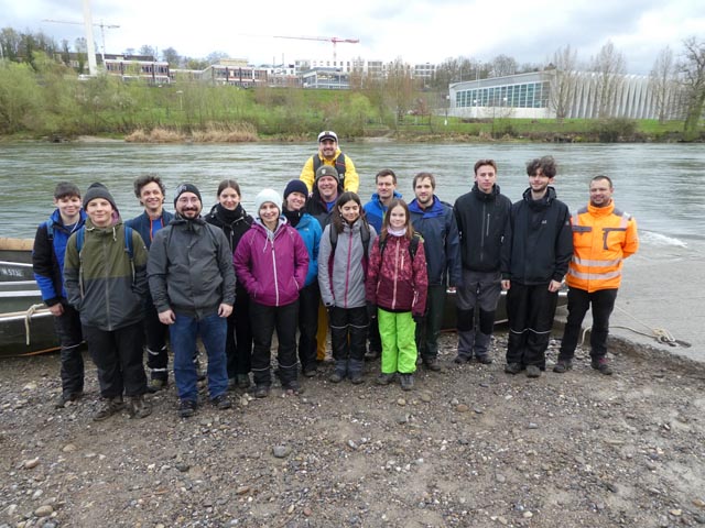 Die 16 Teilnehmer frühmorgens kurz vor der Abfahrt in Brugg. Foto: Roman Ackeret