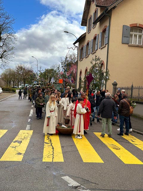 Laufenburg: Palmsonntagsprozzession trotzt dem Wind