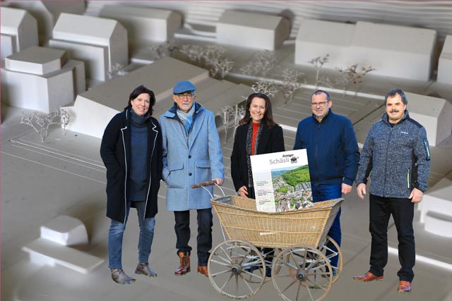 Das Schäsliteam (von links): Janine Tschopp, Peter Taufer, Wendy Wohlfender, Urs Kägi und Thomas Freiermuth) vor dem Modell des neuen Zeininger Mehrzweckgebäudes. Der geplante 12-Millionen-Bau hat in den letzten Monaten im Dorf viel zu reden gegeben. Fotomontage: Martin Wohlfender