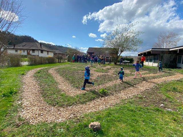 Kinder im langsam spriessenden Pflanzlabyrinth. Foto: © Jurapark Aargau