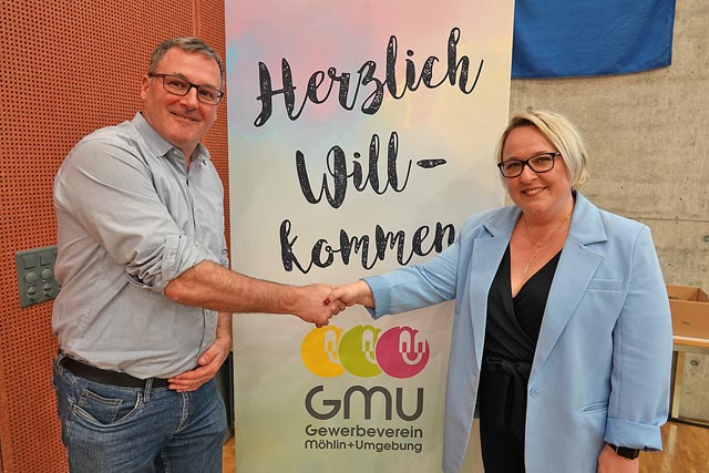 Der Gewerbeverein Möhlin und Umgebung (GMU) tritt nach fast 20jähriger Absenz wieder dem Aargauischen Gewerbeverband (AGV) bei. Bild: Es freuen sich über den Wiederbeitritt Urs Widmer, Geschäftsleiter des AGV, und Anita Kym, Präsidentin des GMU. Foto: Peter Schütz