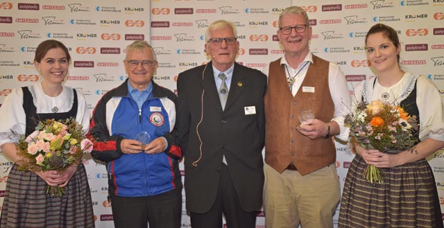 AGSV-Präsident Peter Gautschi (Mitte) mit den neuen Ehrenmitgliedern Urs Boller (blaue Jacke) und Beat Brun, flankiert von den Ehrendamen Michelle Ithen (links) und Nadja Stettler. Foto: wr